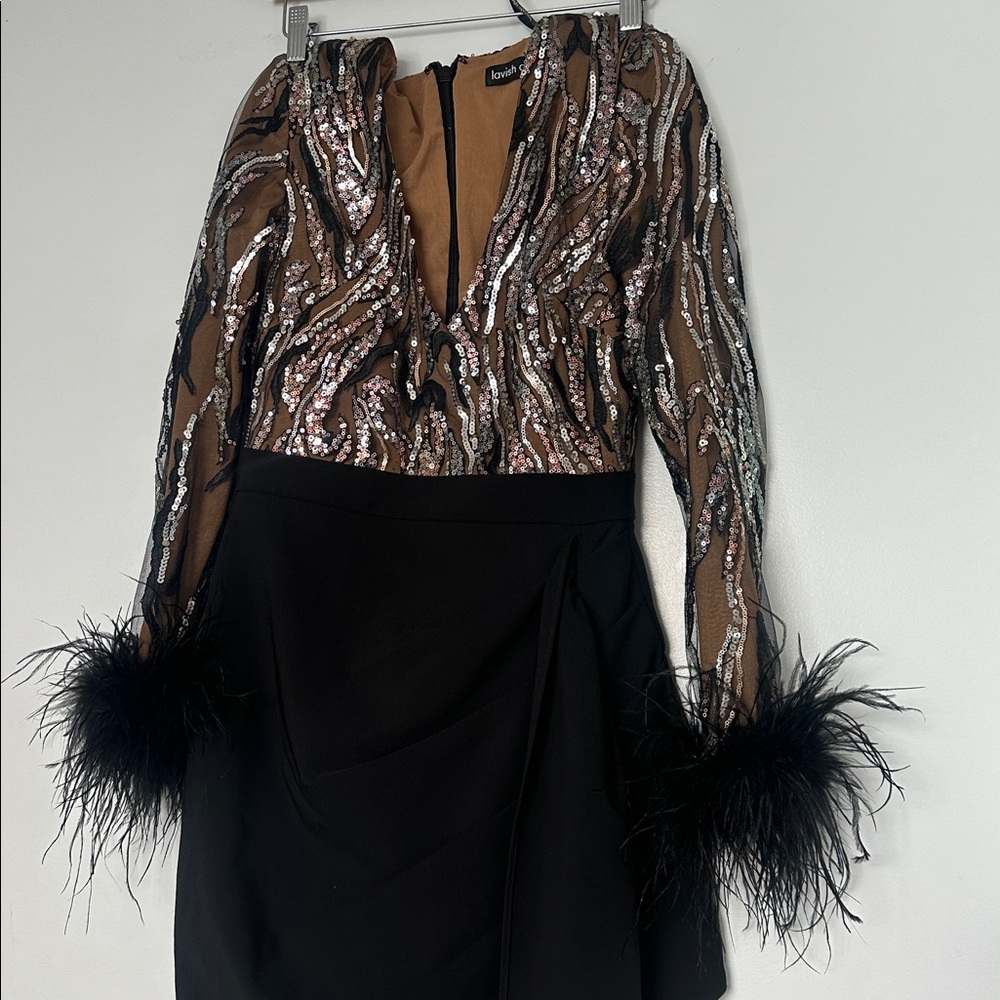 LAVISH ALICE Elegant Black and Brown Feathered Dress